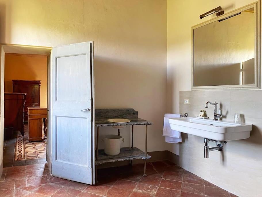 Tenuta Uzielli An Elegant Countryside Villa Monteriggioni Eksteriør billede