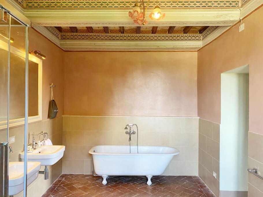 Tenuta Uzielli An Elegant Countryside Villa Monteriggioni Eksteriør billede